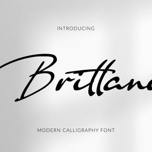 Op de afbeelding: Een zwart scriptlettertype genaamd "Brittani" op een grijze gradiëntachtergrond. De woorden "Introducing" en "Modern Calligraphy Font" staan respectievelijk boven en onder de naam.