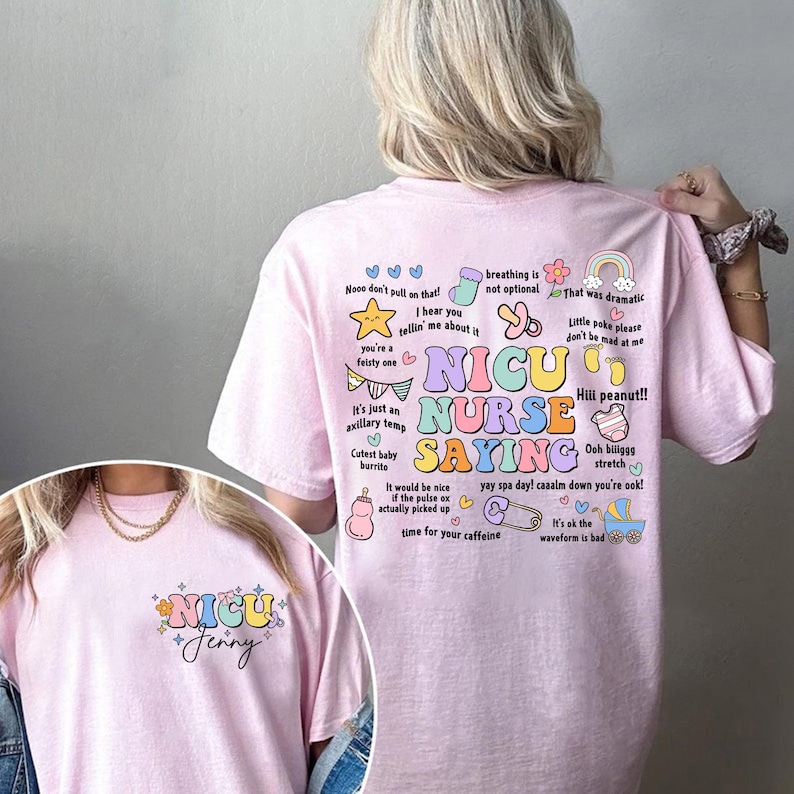 K&ouml;nnte beinhalten: Ein hellrosa T-Shirt mit den Worten "NICU Nurse Saying" in bunten Buchstaben und verschiedenen zugeh&ouml;rigen S&auml;tzen und Illustrationen. Das Shirt zeigt auch den Text "NICU Jenny" auf der Vorderseite.