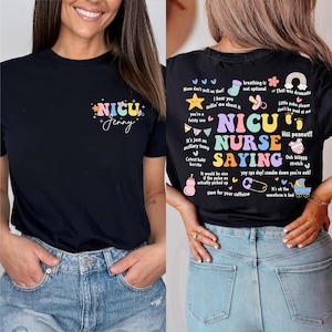 K&ouml;nnte beinhalten: Schwarzes T-Shirt mit farbenfrohem Text und Grafiken. Die Vorderseite zeigt "NICU Jenny" in einem floralen Design. Die R&uuml;ckseite zeigt "NICU Nurse Saying" mit verschiedenen S&auml;tzen und Illustrationen, darunter ein Regenbogen und eine Babyflasche.