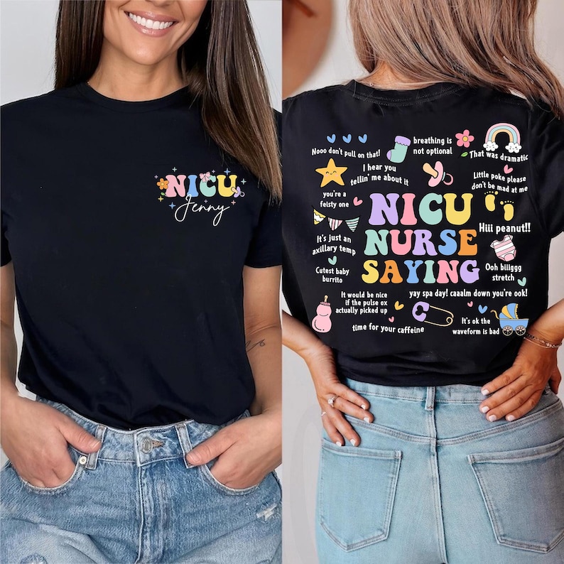 K&ouml;nnte beinhalten: Schwarzes T-Shirt mit farbenfrohem Text und Grafiken. Die Vorderseite zeigt "NICU Jenny" in einem floralen Design. Die R&uuml;ckseite zeigt "NICU Nurse Saying" mit verschiedenen S&auml;tzen und Illustrationen, darunter ein Regenbogen und eine Babyflasche.