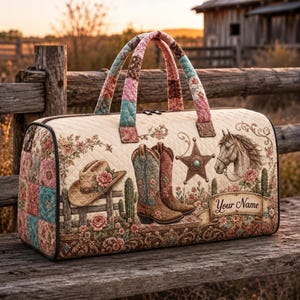 Op de afbeelding: Een gewatteerde reistas met een western-thema print met een cowboyhoed, cowboylaarzen, een sheriffster en een paard. De tas heeft een handvat in patchwork-stijl en een banner met de tekst Your Name, geaccentueerd door bloemen- en cactusmotieven.