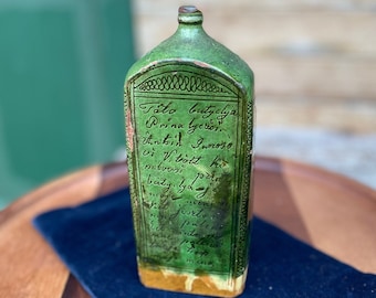 Eine grün glasierte Terrakotta-Sgraffito-Flasche aus dem 19. Jahrhundert, 19 cm hoch