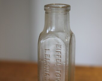 Een vintage toeristische limonadefles met reliëf Eiffeltorenlimonade Foster Clark Ltd Maidstone