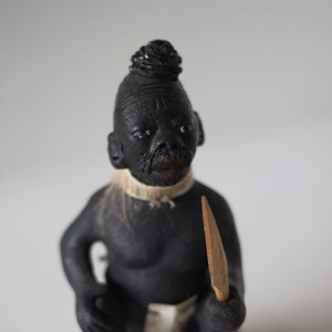 Tribal-Keramik-Figur mit Holzspeer – Ziegenfell-Kleidung – 16 cm Handgefertigte ethnographische Kunst