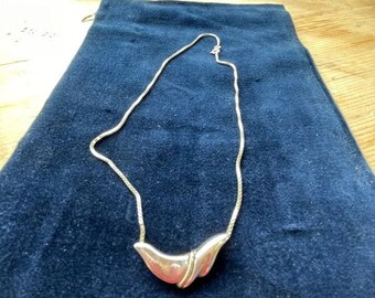 Een hanger van Deens sterling zilver en een ketting van 925 Lund wegen 8 gram