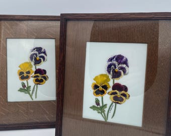 Par de placas de cerâmica botânicas originais, pintadas à mão e assinadas por L. D. Banks, emolduradas.