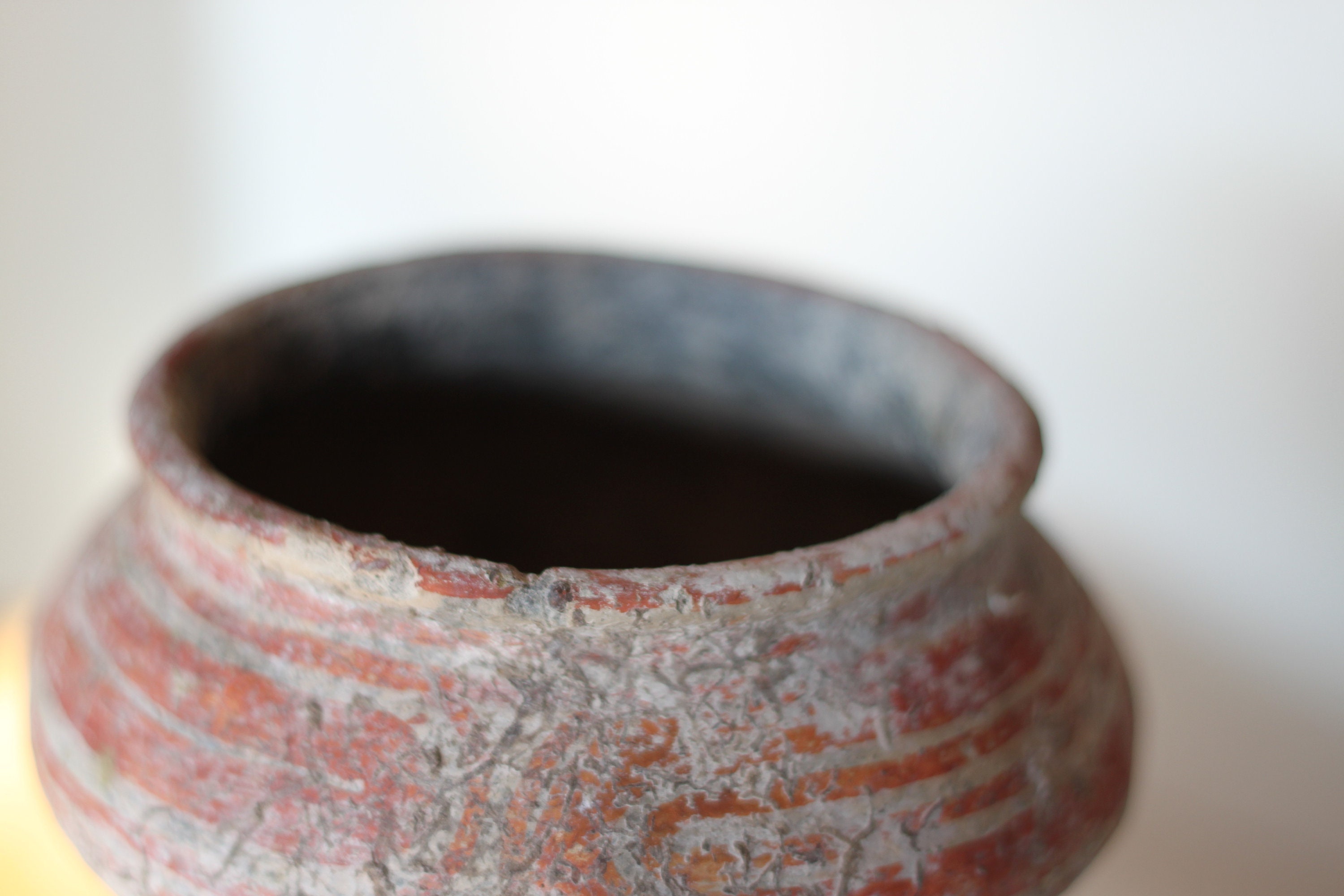 バンチェン様式陶器台座付き容器 – 赤色彩色陶器、タイ、先史時代の