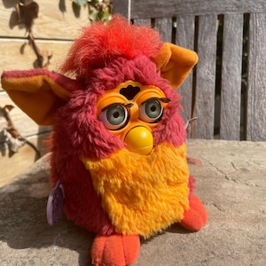 Vintage 1998 Furby – Rooster Model with Green Eyes – Red & Orange Fur – Original Tags – Tiger Electronics