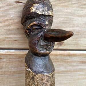 Uma peça original e única de arte popular esculpida à mão em forma de abridor de cartas, 36 cm de comprimento, c. 1910