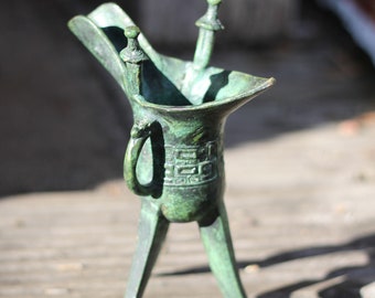 中国古美術　時代物　青銅製　三足爵杯　骨董品 古代青銅製三脚盃杯 – 中国の儀式用酒器 - Etsy 日本