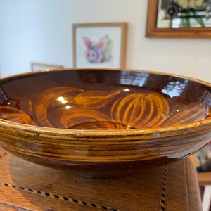 Mid-Century Poole Pottery Steingutschale - Slip-Trailed Blumenmuster (1950)