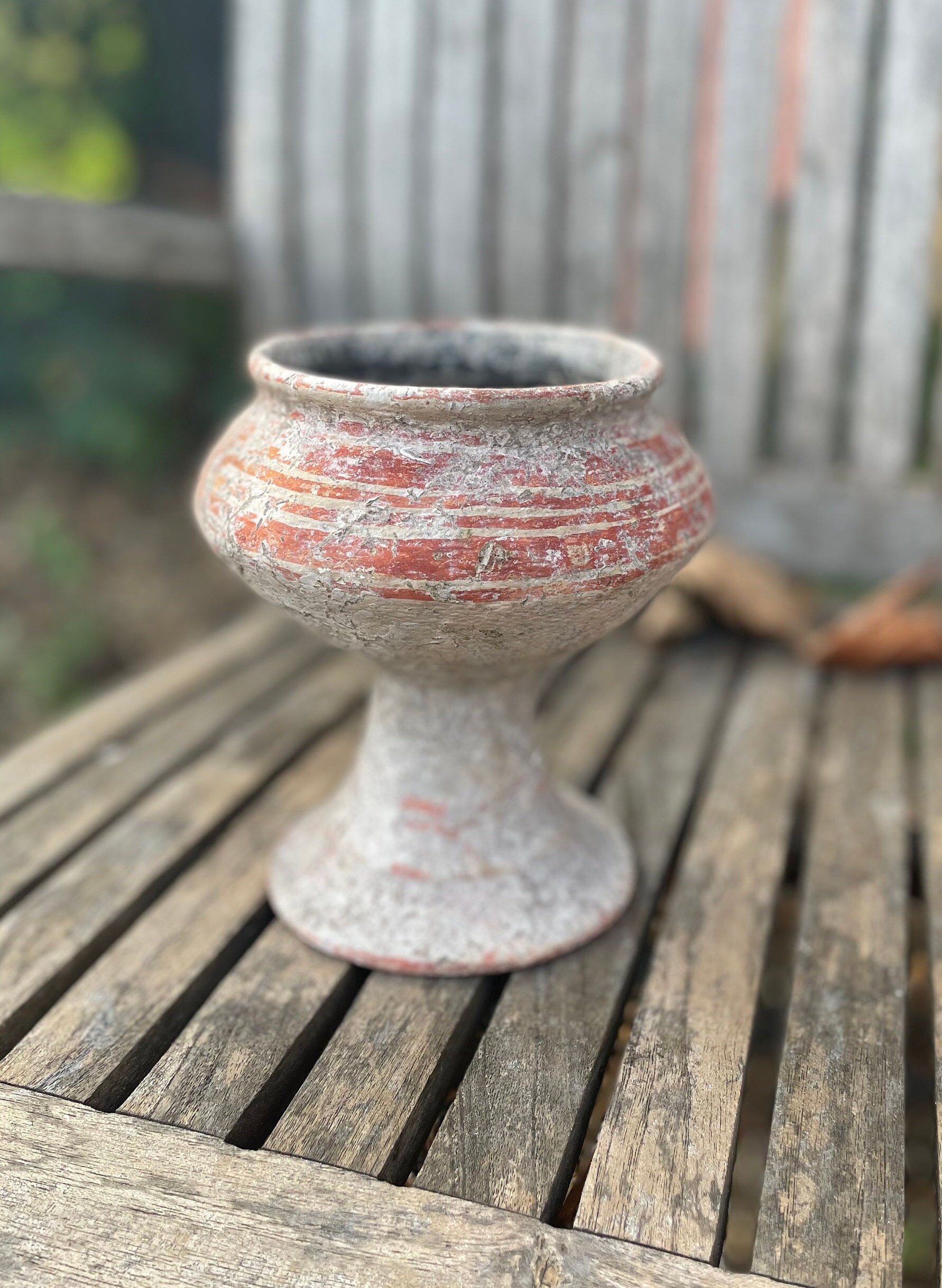 バンチェン様式陶器台座付き容器 – 赤色彩色陶器、タイ、先史時代の 