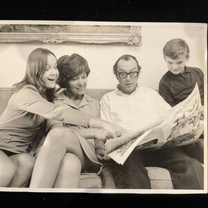 Unieke persoonlijke collectie nr. 12 van Eric Morecambe&#39;s familiefoto&#39;s uit zijn privéstudie