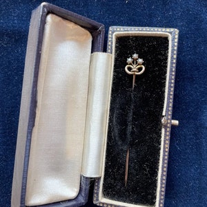 9ct Gold stickpin - Antique 9ct Gold Stickpin With Original Fitted Box - Marked Gold and Seed Pearl Array 65mm long