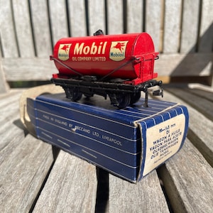 Vintage Hornby Dublo Mobil Oil Tank Wagon D1 32084 | Boxed OO Gauge Model Train by Meccano Ltd