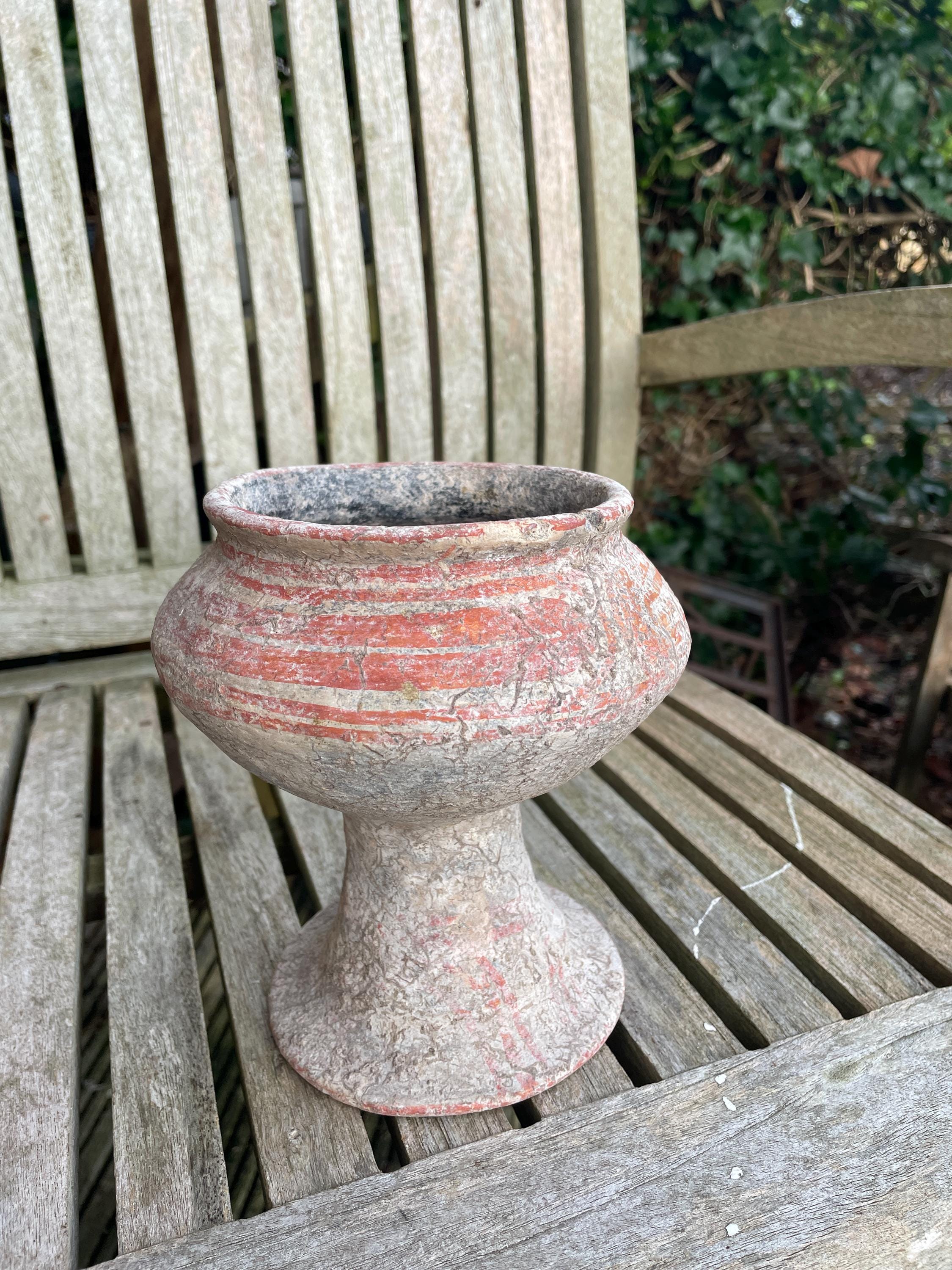 バンチェン様式陶器台座付き容器 – 赤色彩色陶器、タイ、先史時代の