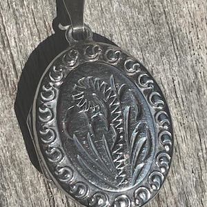 Vintage Silver Oval Locket – Engraved Floral Photo Pendant (Mid 20th Century)