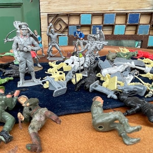 A Large Mixed Collection of Plastic 60&#39;s and 70&#39;s Airfix ,Britains, Cherliea etc Toy Soldiers etc