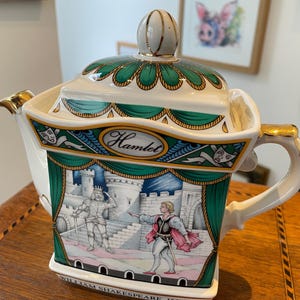 Vintage Sadler Staffordshire Tekanna – ‘Hamlet’ Shakespeare-serien (ca 1970–1980-talet)