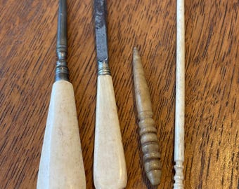 Set di utensili vittoriani antichi in osso e acciaio: stiletto, spatola, uncinetto.