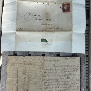Carta de San Valentín antigua de 1851 con sello rojo de un centavo y libreta de Cupido: un símbolo de amor victoriano