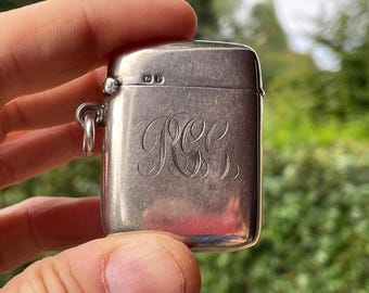 Chester hallmarked solid silver Victorian Vesta Case 1898