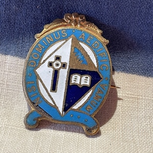 Vintage Enamel School Badge – Latin Motto “Nisi Dominus Aedificaverit” – S. Blaize Maker Mark – Collectible UK School Crest
