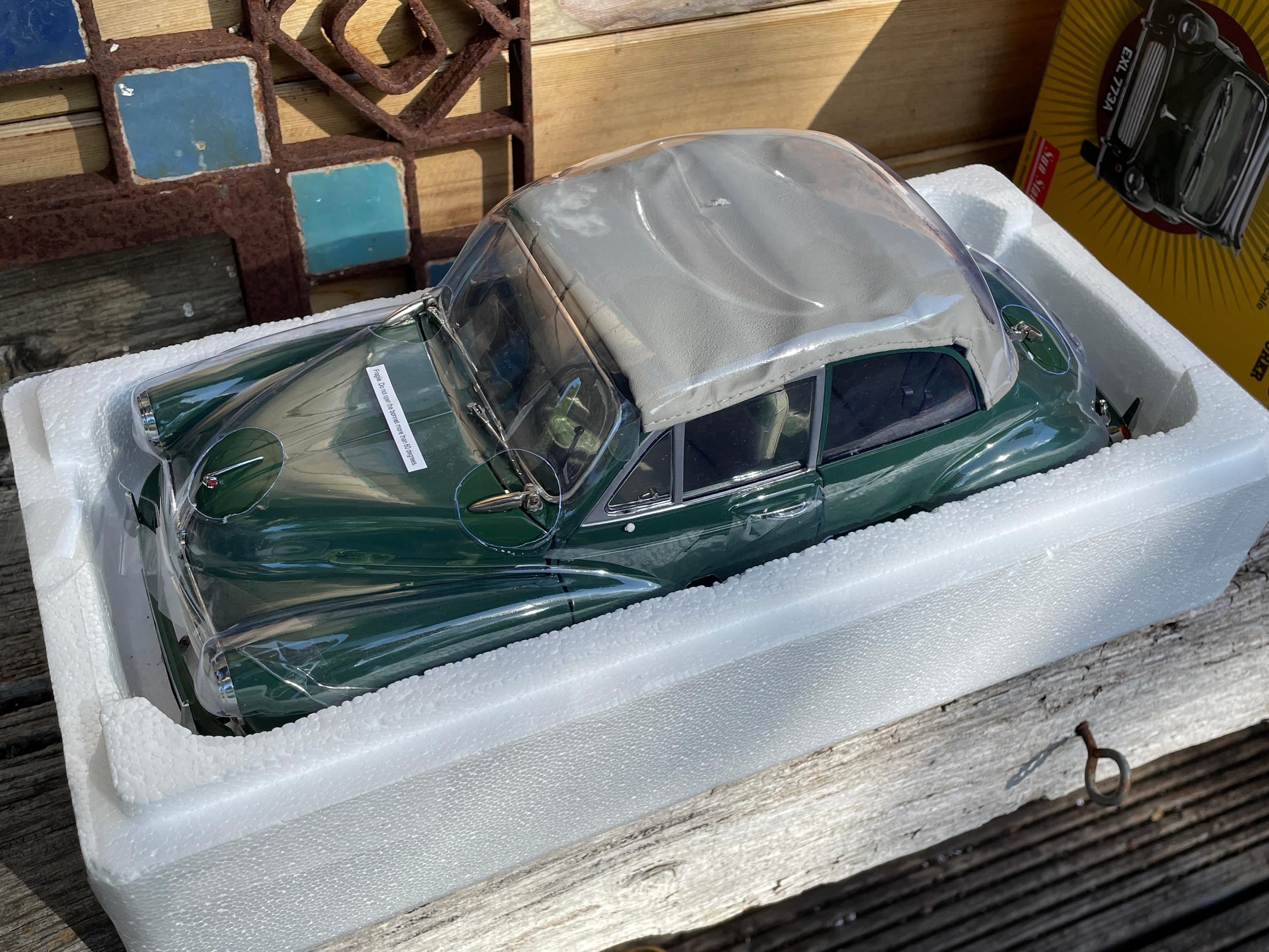Sun Star 1963 Morris Minor 1000 Tourer Diecast Model (limited