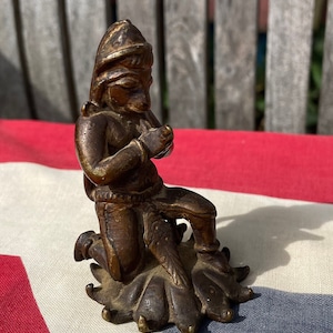 Rara estátua indiana antiga de bronze de Hanuman - Deus macaco ajoelhado dourado, estatueta de divindade hindu de 8 cm