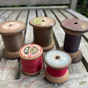 Set of 5 Vintage Wooden Bobbins with Thread | Dorcas, Sylco, J and P Coats | Mixed Weights | Sewing Collectibles