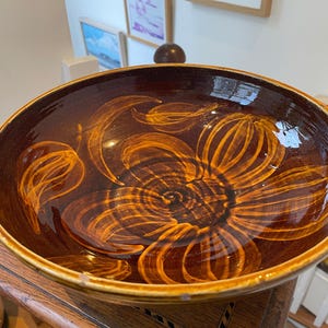 Aardewerken kom van Poole Pottery uit het midden van de 20e eeuw – met bloemenmotief in slip-trailtechniek (1950)