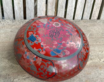 Papier-Mâché Lacquered Bun Box - Late 19th Century Chinese box and Cover Hand Painted and Incised With Fish and Flowers, 18cm in Diameter