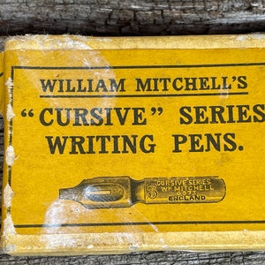 Eine Vintage geöffnete Schachtel mit Schreib- / Kalligraphie-Stiften aus Cursive-Serie von William Mitchell's - 26 ca. Größe 3 Schreibfedern