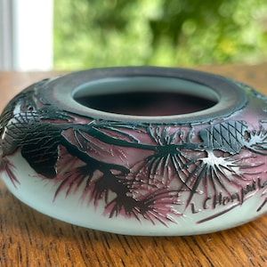 Signierte L. Chompret Cameo Glas Miniatur Vase, Französisches Jugendstil Pinienzapfen Design, Säuregeätzt um 1910