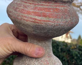 バンチェン様式陶器台座付き容器 – 赤色彩色陶器、タイ、先史時代の