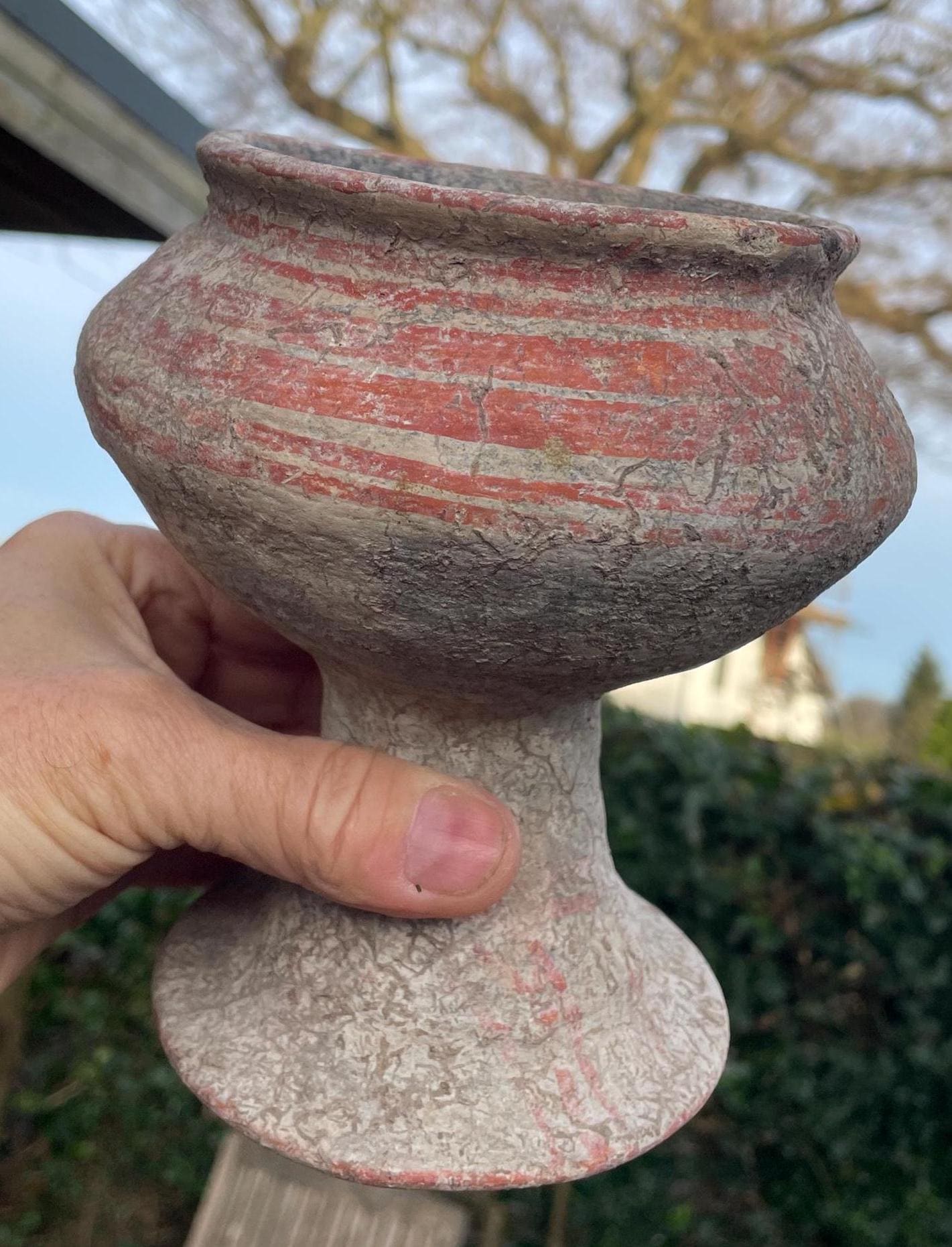 バンチェン様式陶器台座付き容器 – 赤色彩色陶器、タイ、先史時代の