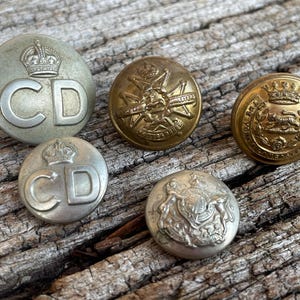 Five military buttons Royal Arms, Civil Defence, Regiment, Home Counties Brigade