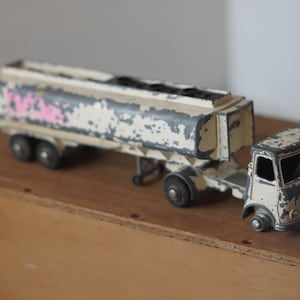 Camión cisterna de gasolina AEC de Dinky Toys – Meccano Ltd – Camión de fundición vintage – 26,5 cm – Estado desgastado – Coleccionable de los años 50 y 60