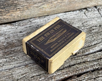Eine geöffnete Vintage-Box mit The Swan Pen Nibs von Hinks Wells & Co – 44 Nr. 2528 F