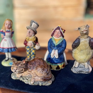 Beswick Alice i Underlandet Figurer Set – Royal Doulton 1974 Engelska Keramikfigurer