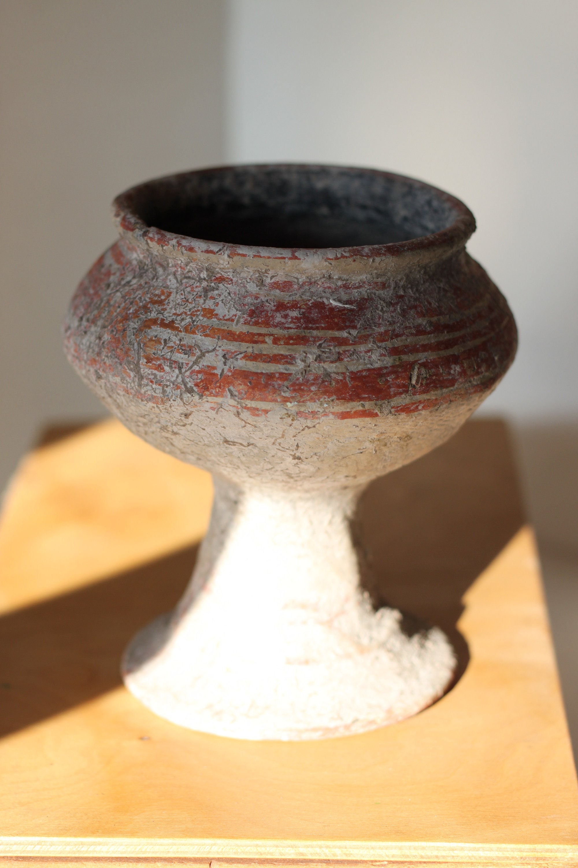 バンチェン様式陶器台座付き容器 – 赤色彩色陶器、タイ、先史時代の