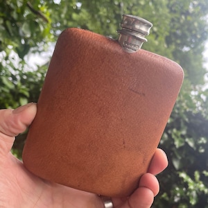 Englischer Vintage-Flachmann – James Dixon & Sons – galvanisierter Verschluss – Lederverkleidung – Sheffield – 264g – c.1920er-40er Jahre