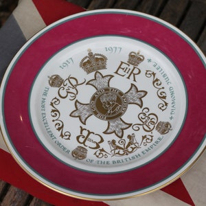 Ein Sunderland Bone China Gedenkteller, der den ausgezeichnetsten Orden des britischen Empire Diamond Jubilee 1917-1977 feiert
