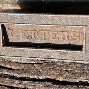 Antieke gegoten metalen brievenbusplaat – 19 cm boeiboord, vintage postvakomslag jaren 1900