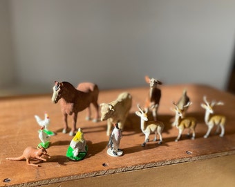 Une collection d'animaux en plastique des années 1970 - Un cheval Britains Ltd, Angleterre, Lamar et Akapi The Rest fabriqué à Hong Kong