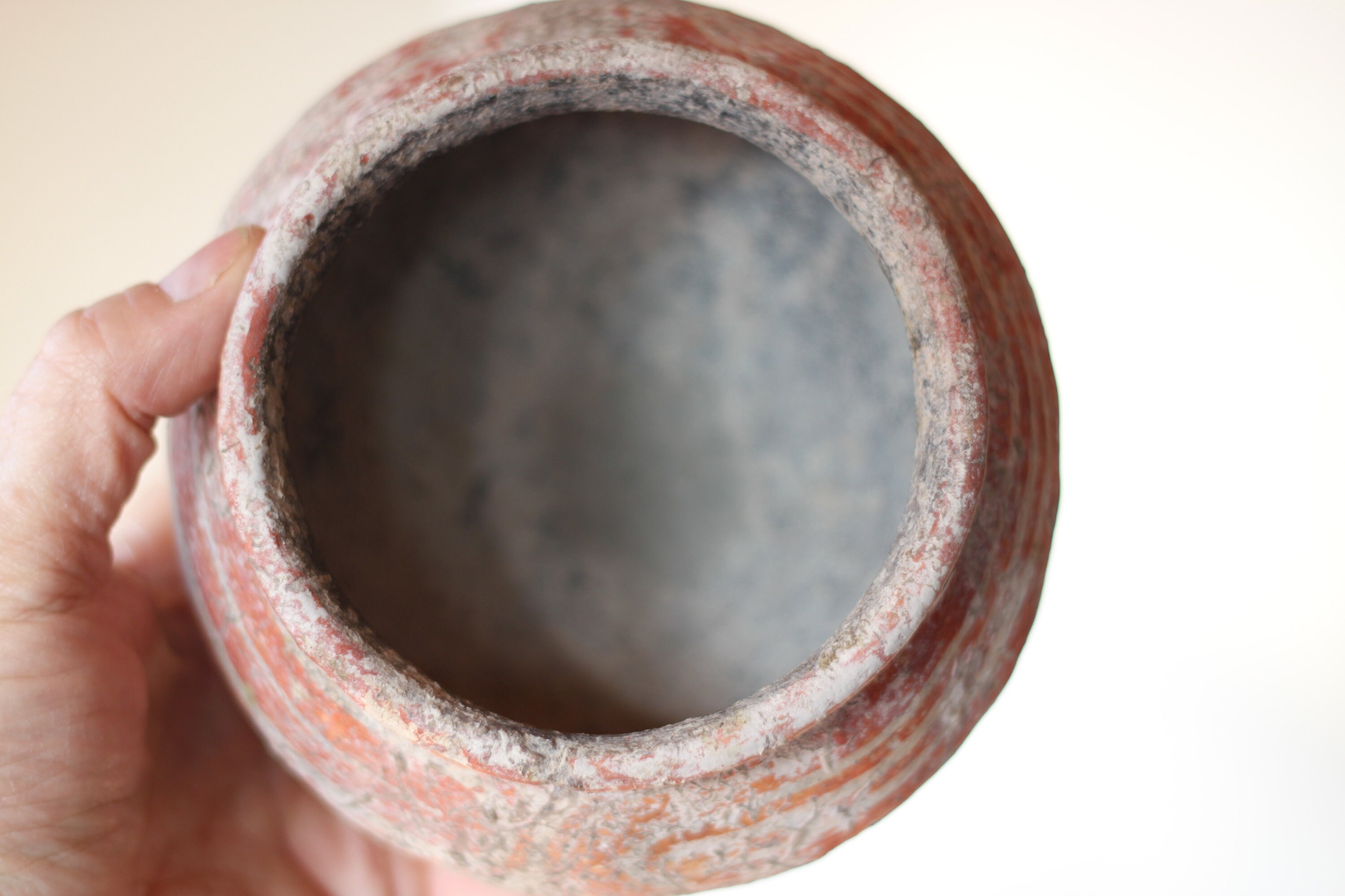 バンチェン様式陶器台座付き容器 – 赤色彩色陶器、タイ、先史時代の