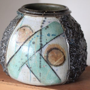 Signed Studio Pottery Vase – Textured & Glazed Abstract Art Pot – Mid-Century Modern Ceramic, 18cm