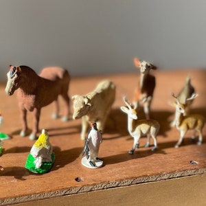 Eine Sammlung von 1970er Jahren Plastiktiere - Ein Britains Ltd England Pferd, Lamar und Akapi Der Rest, hergestellt in Hongkong