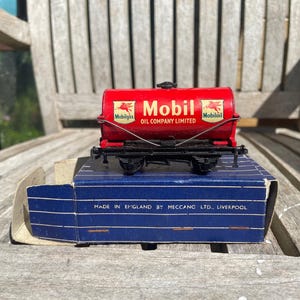 Vintage Hornby Dublo Mobilgas Tank Wagon D1 32084 | OO Gauge Boxed Model Train by Meccano Ltd