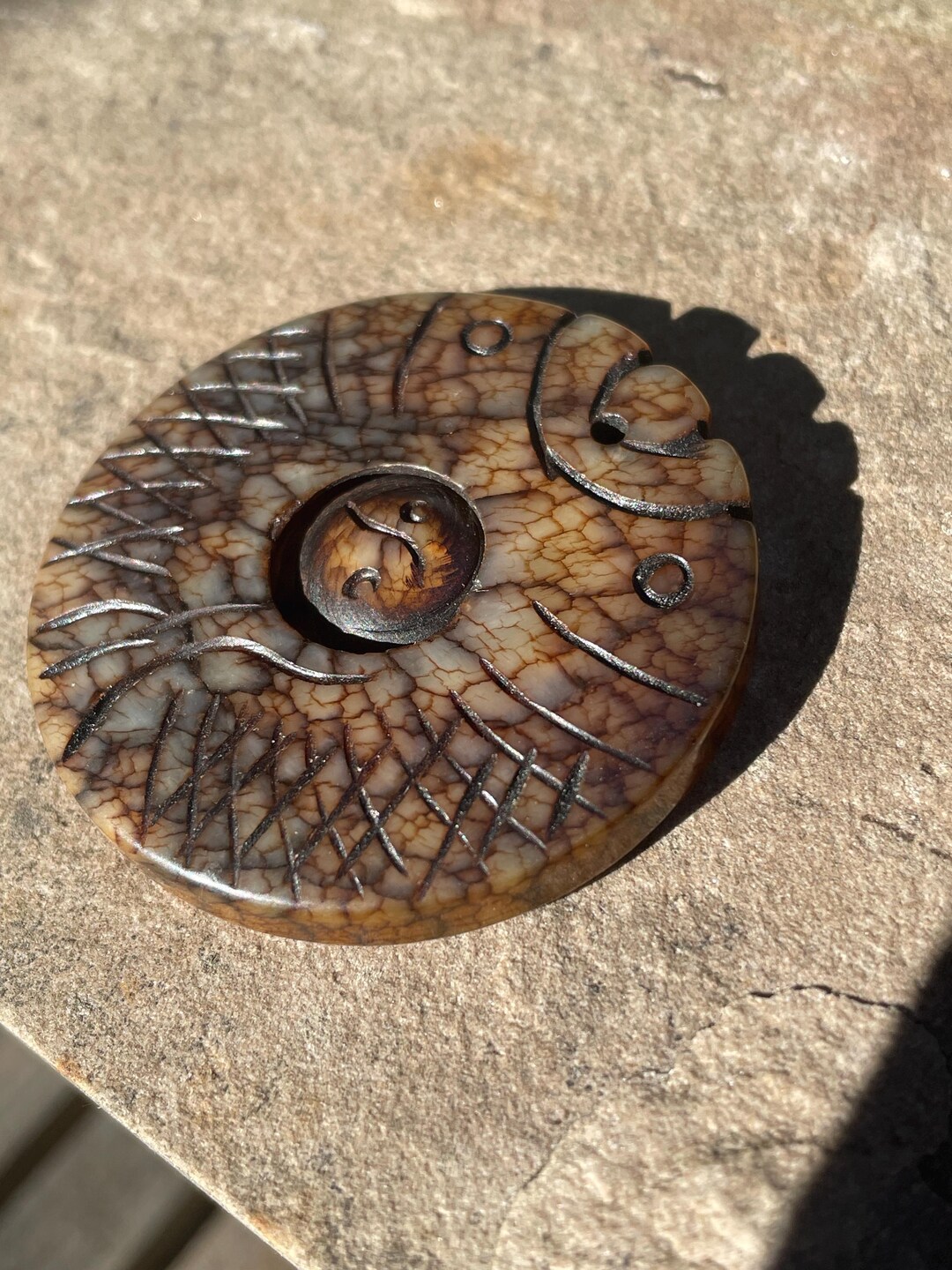 中国翡翠の双円盤 - 回転する魚のモチーフ - ネフライトの陰陽バランス